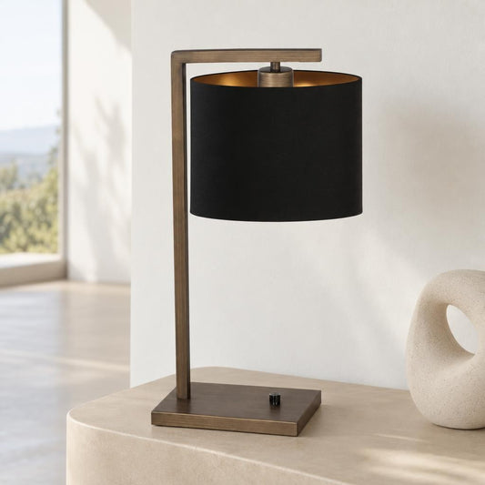 luxe-bronzen-tafellamp-met-zwart-linnen-en-gouden-accenten-van-steinhauer-stang-ai-sfeer_image