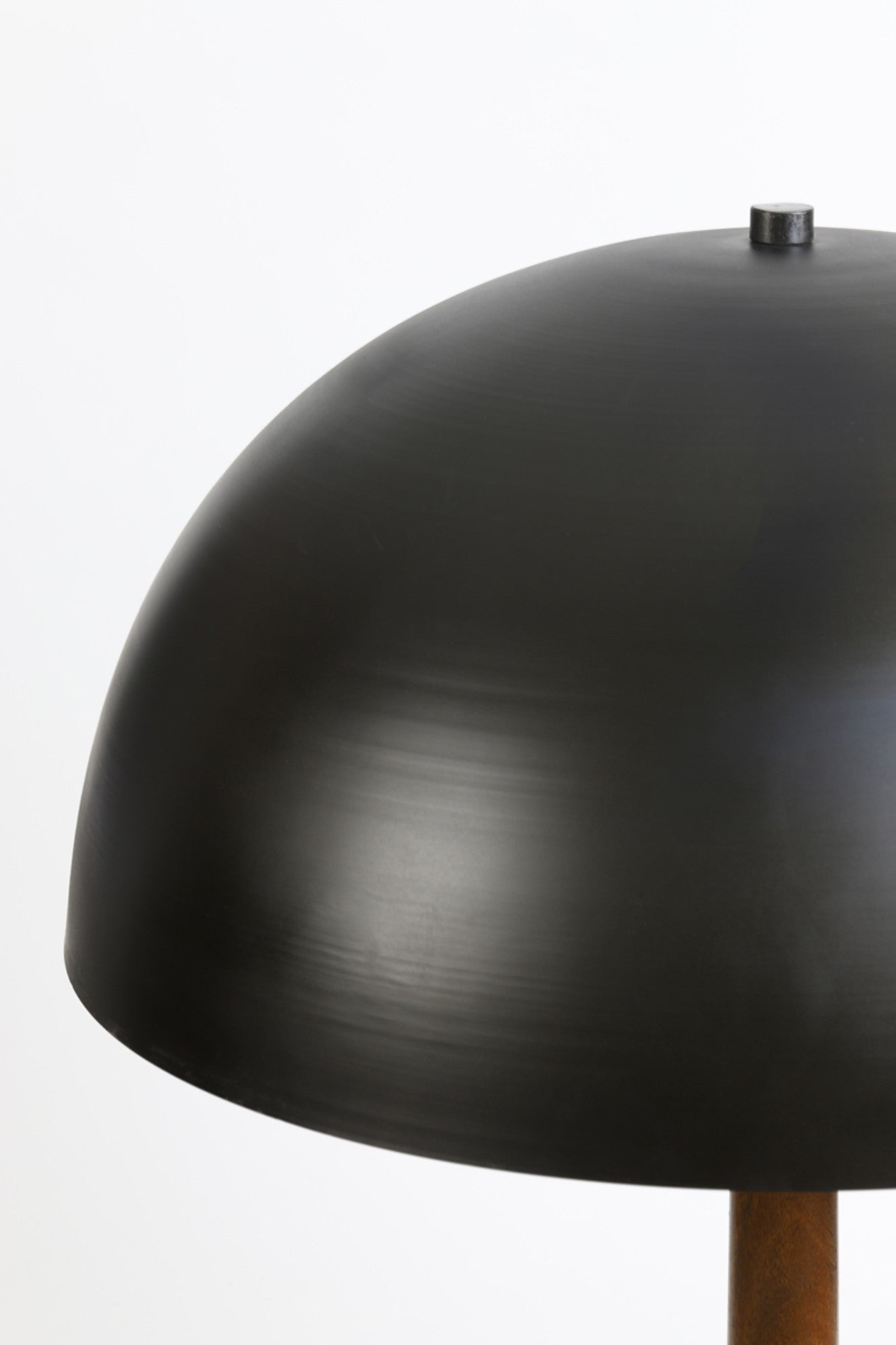 zwarte-metalen-lampenkap-op-houten-voet-light-living-jovany-variant-image7