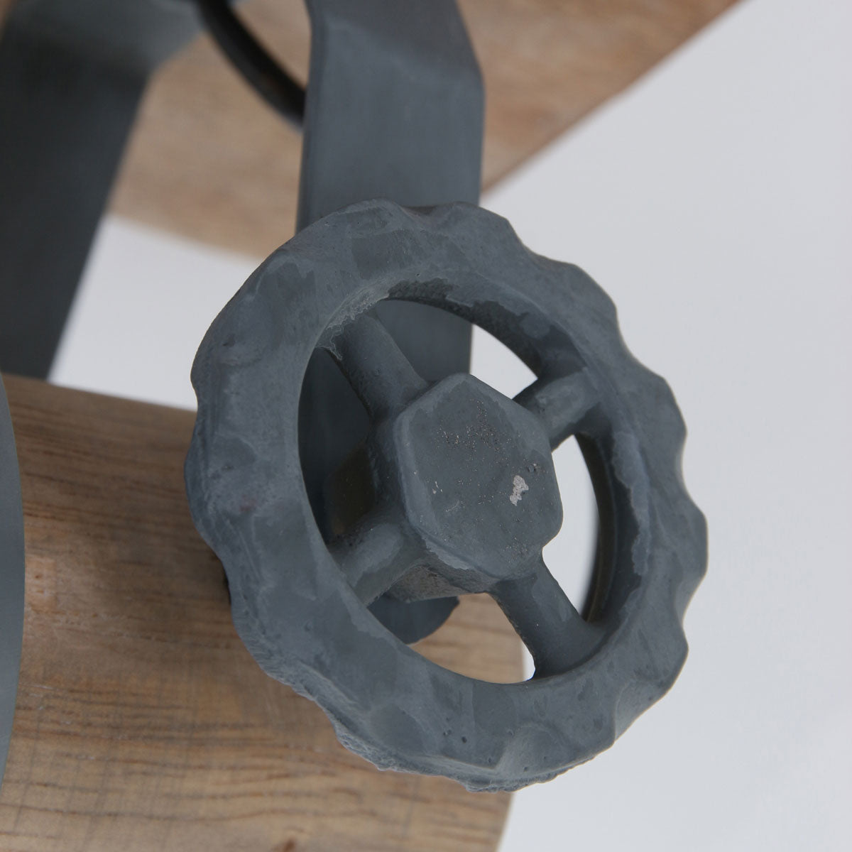 stoere-plafondlamp-met-hout-mexlite-gearwood-variant-image6