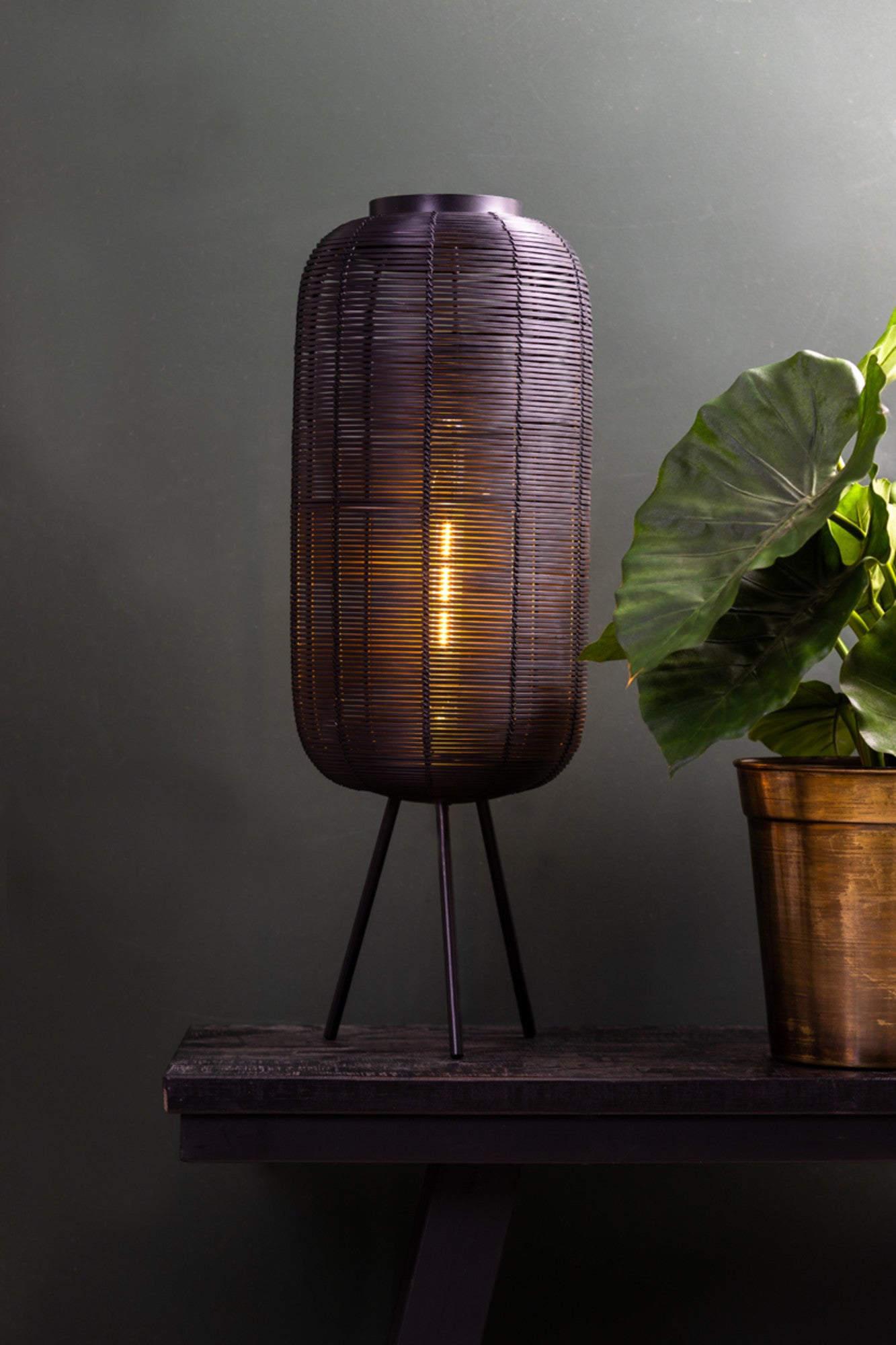 zwarte-driepoot-draad-tafellamp-light-living-tomek-variant-image3