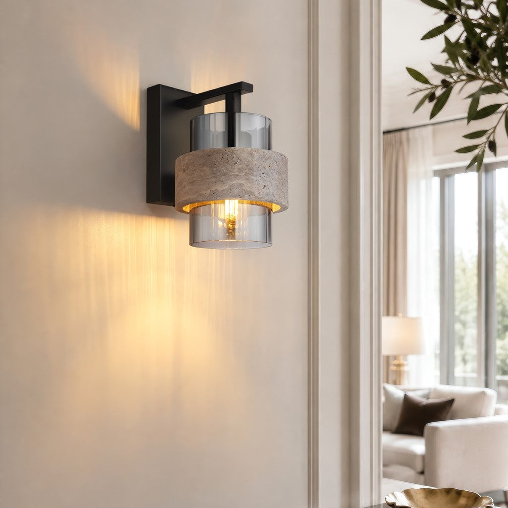 Zwarte metalen wandlamp met stenen kap en rookglazen cilinder – sfeerbeeld