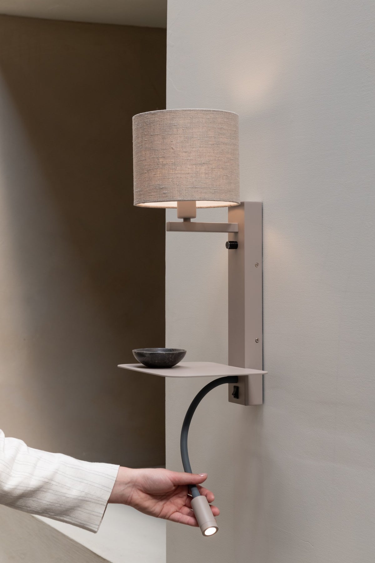 Grande lampada da parete in lino color sabbia e taupe It's About RoMi Florence – immagine 5