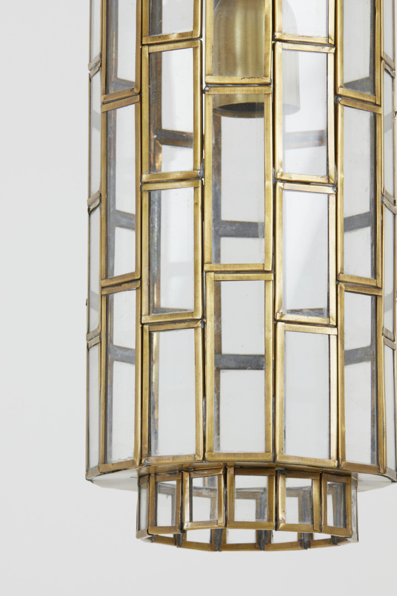 gouden-hanglamp-met-geometrisch-lantaarnontwerp-light-living-sostrene-variant-image8