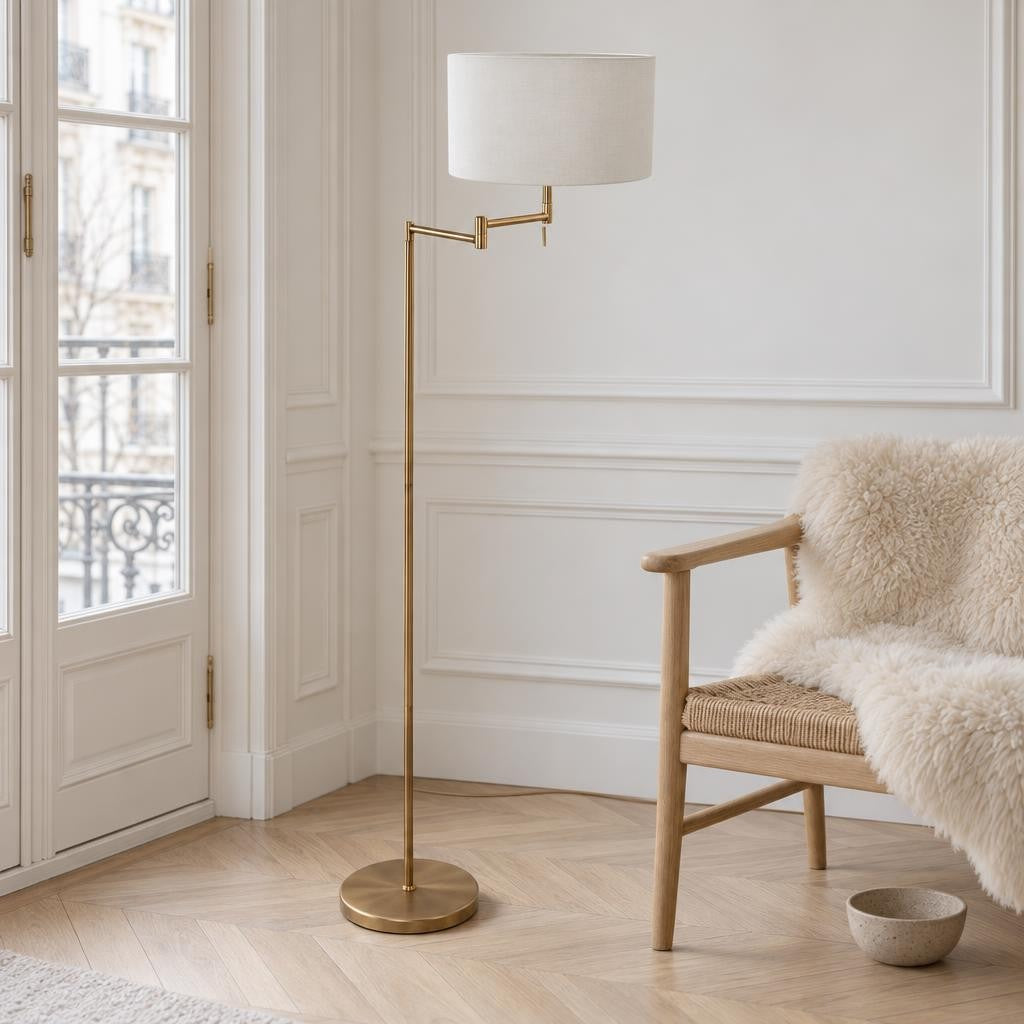 Bronzová stojacia lampa Mexlite Bella s bielym tienidlom – fotografia v interiéri