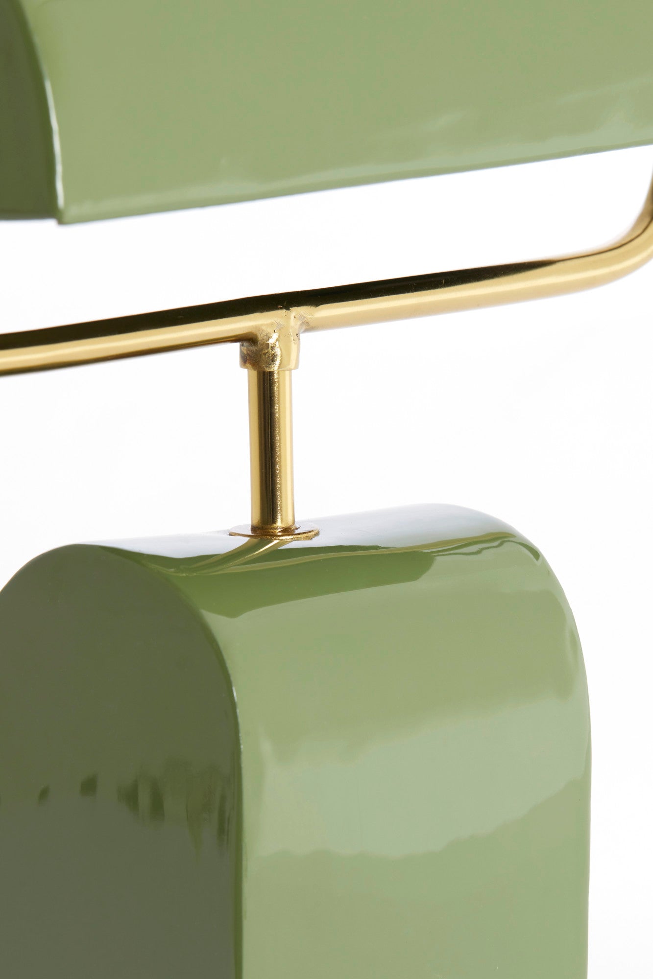 speelse-tafellamp-in-lichtgroen-met-gouden-details-light-living-cardona-variant-image8