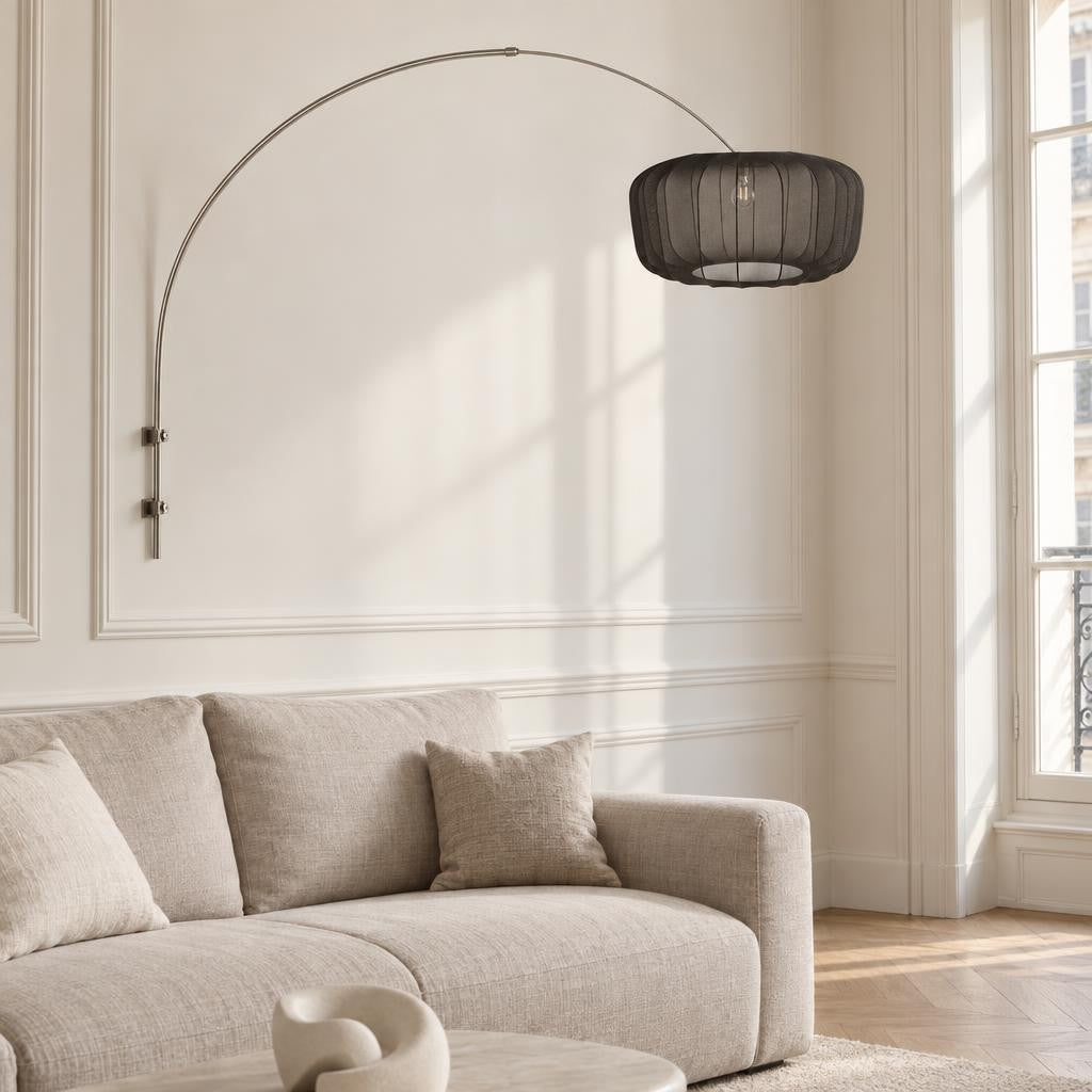 staalkleurige-boog-wandlamp-met-grote-zwarte-kap-steinhauer-sparkled-light-ai-sfeer_image