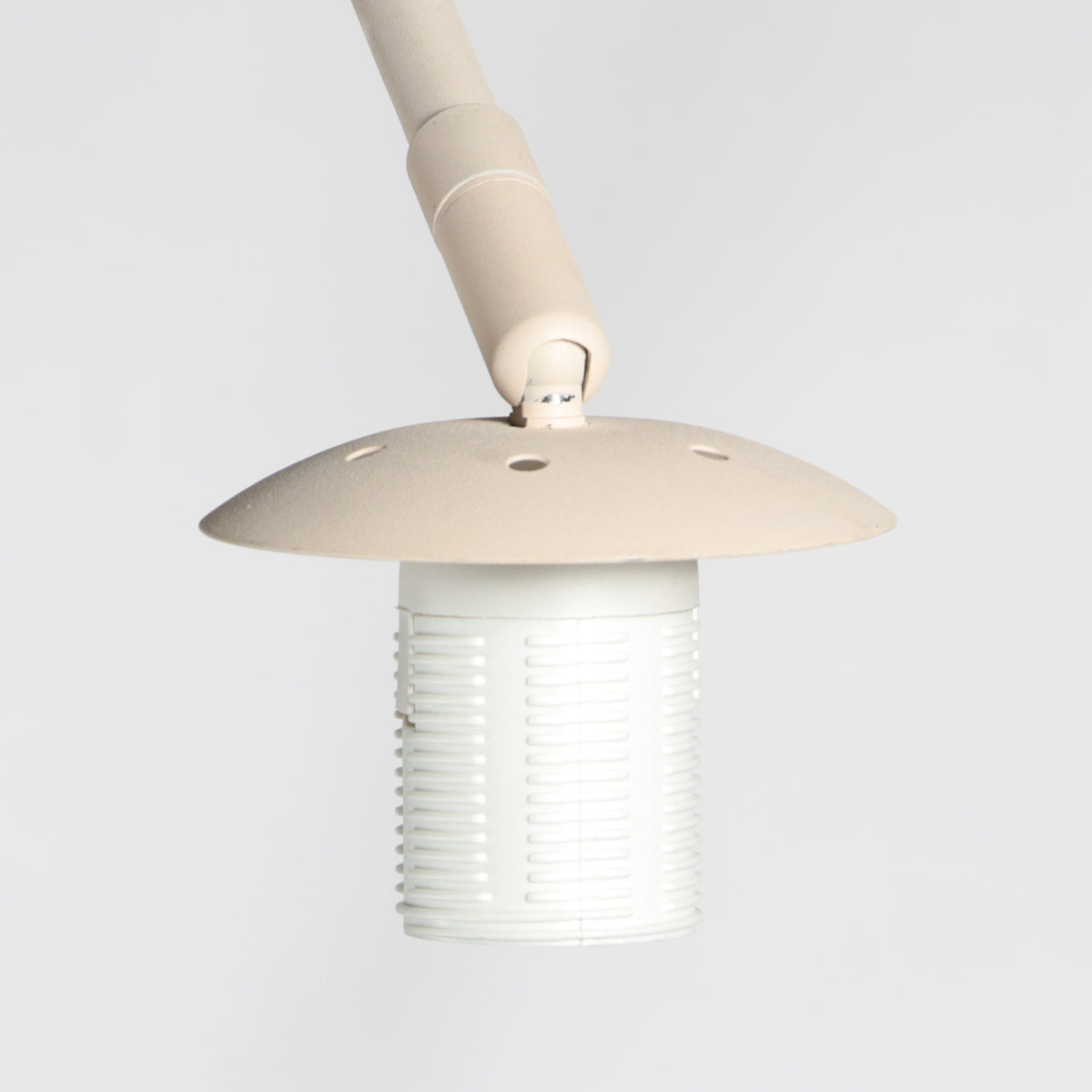 bronskleurige-booglamp-met-diepe-zwarte-stoffen-kap-steinhauer-sparkled-light-variant-image4