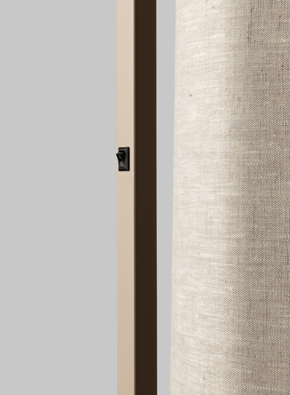 Lampada da terra in lino beige e naturale It's About RoMi Boston – immagine 5