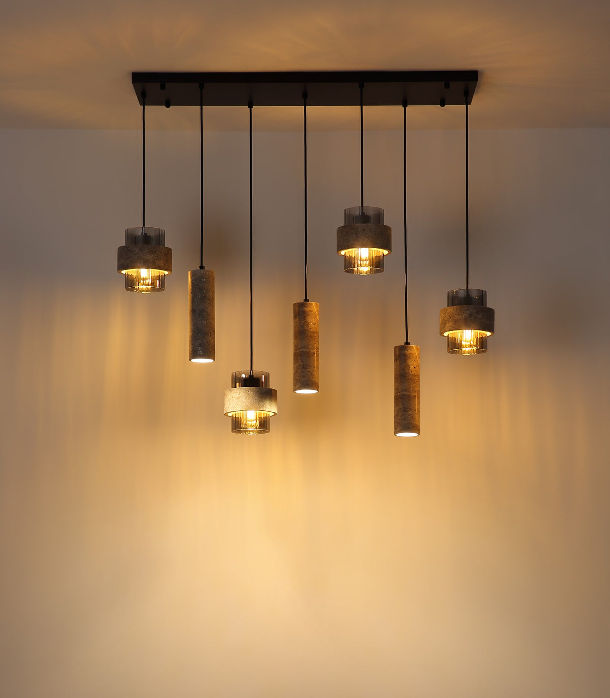 Zwarte metalen hanglamp met stenen cilinderkappen en rookglazen kokers – afbeelding 4