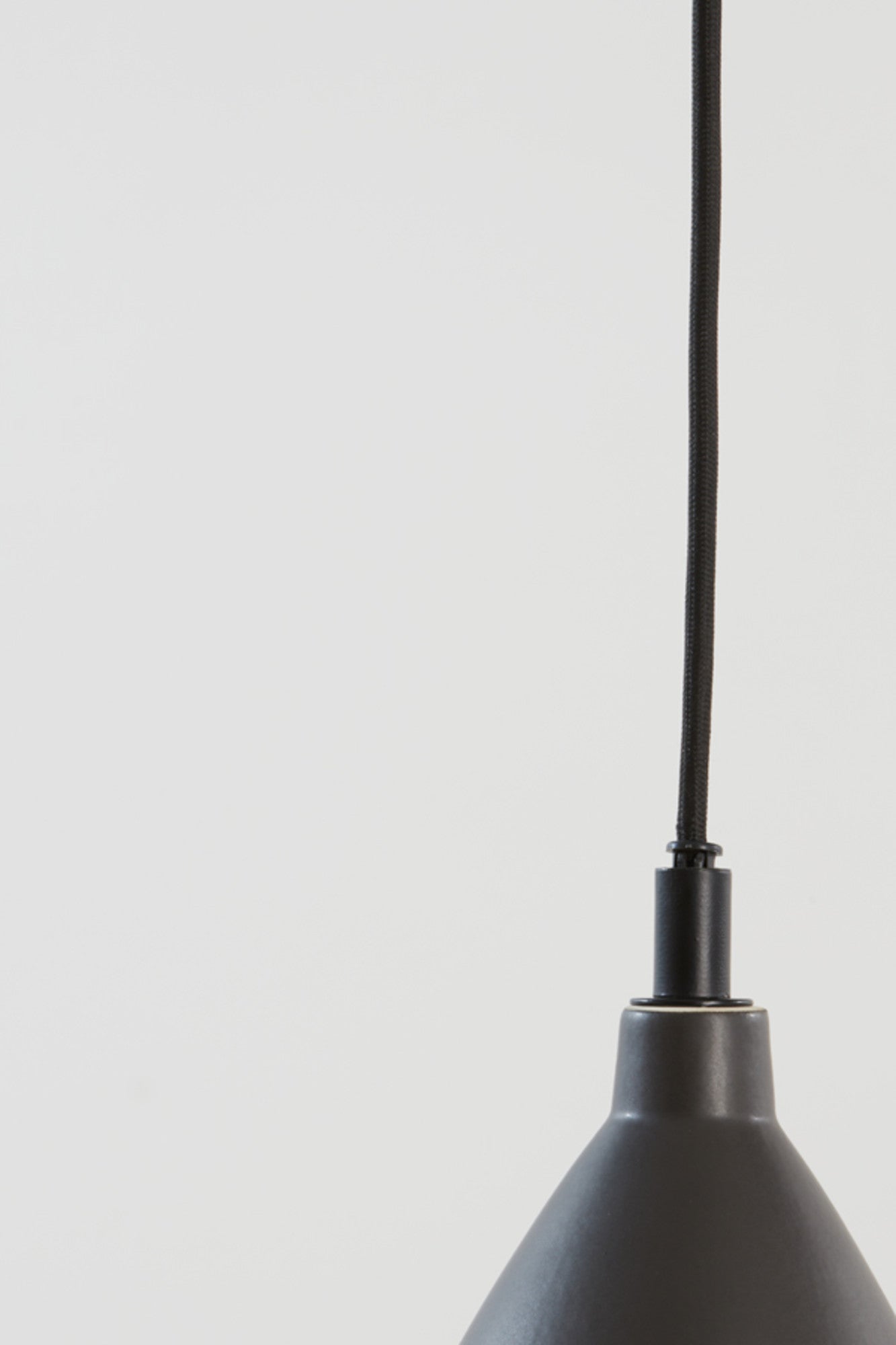 zwarte-druppelvormige-hanglamp-light-living-desi-variant-image6