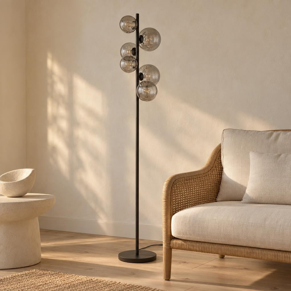 Stojací lampa Riha se 6 kouřovými skleněnými koulemi – černá Obolg – fotografie v interiéru