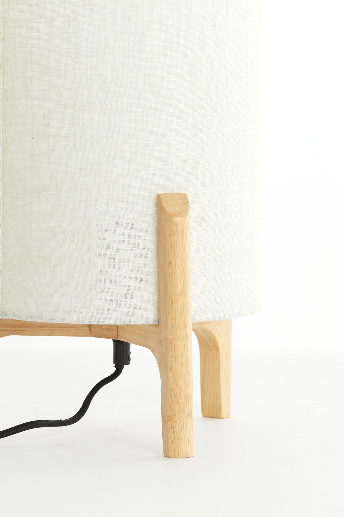 cremekleurige-ronde-tafellamp-met-hout-light-living-litto-variant-image7