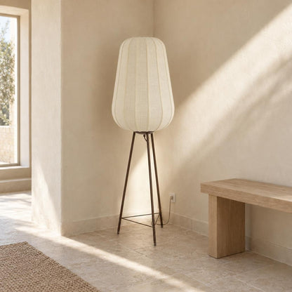 Stojací lampa BIBURY v dřevěném vzhledu – fotografie v interiéru
