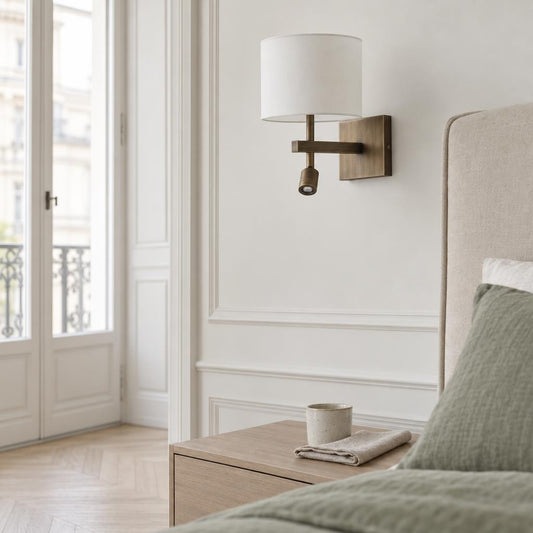 luchtige-bronzen-wandlamp-met-wit-grof-linnen-en-leeslicht-steinhauer-stang-ai-sfeer_image