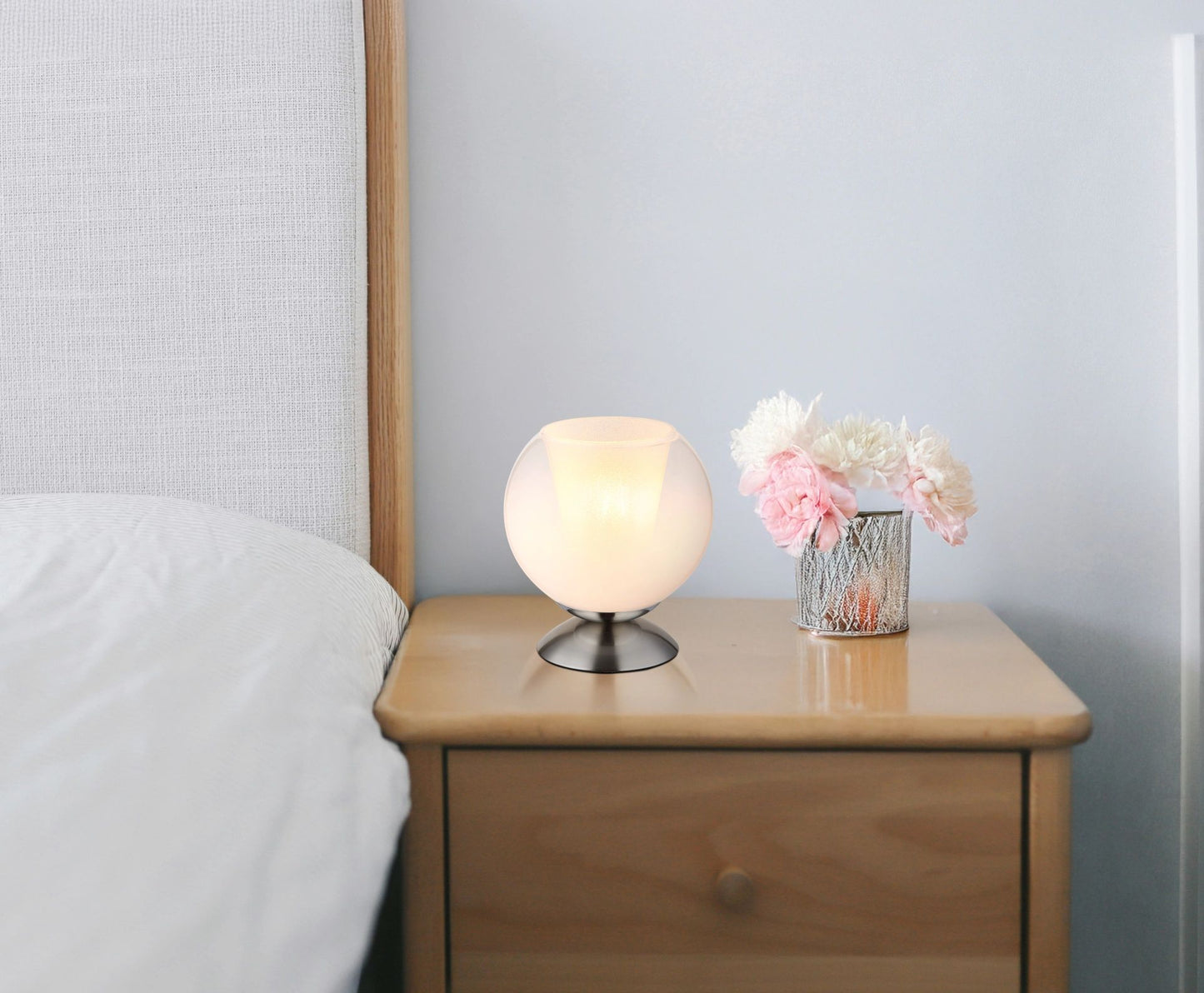 moderne-tafellamp-met-glazen-bol-en-chroom-barry-variant-image4