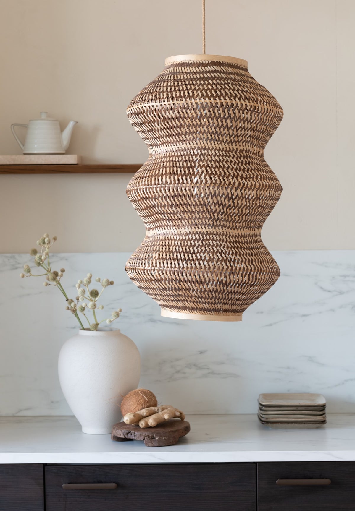 Lampada a sospensione in bambù naturale e marrone con carattere GOOD&MOJO Barbados – immagine 2