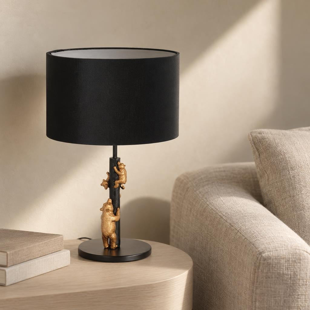 Černá stolní lampa Animaux se zlatými medvědy – fotografie v interiéru