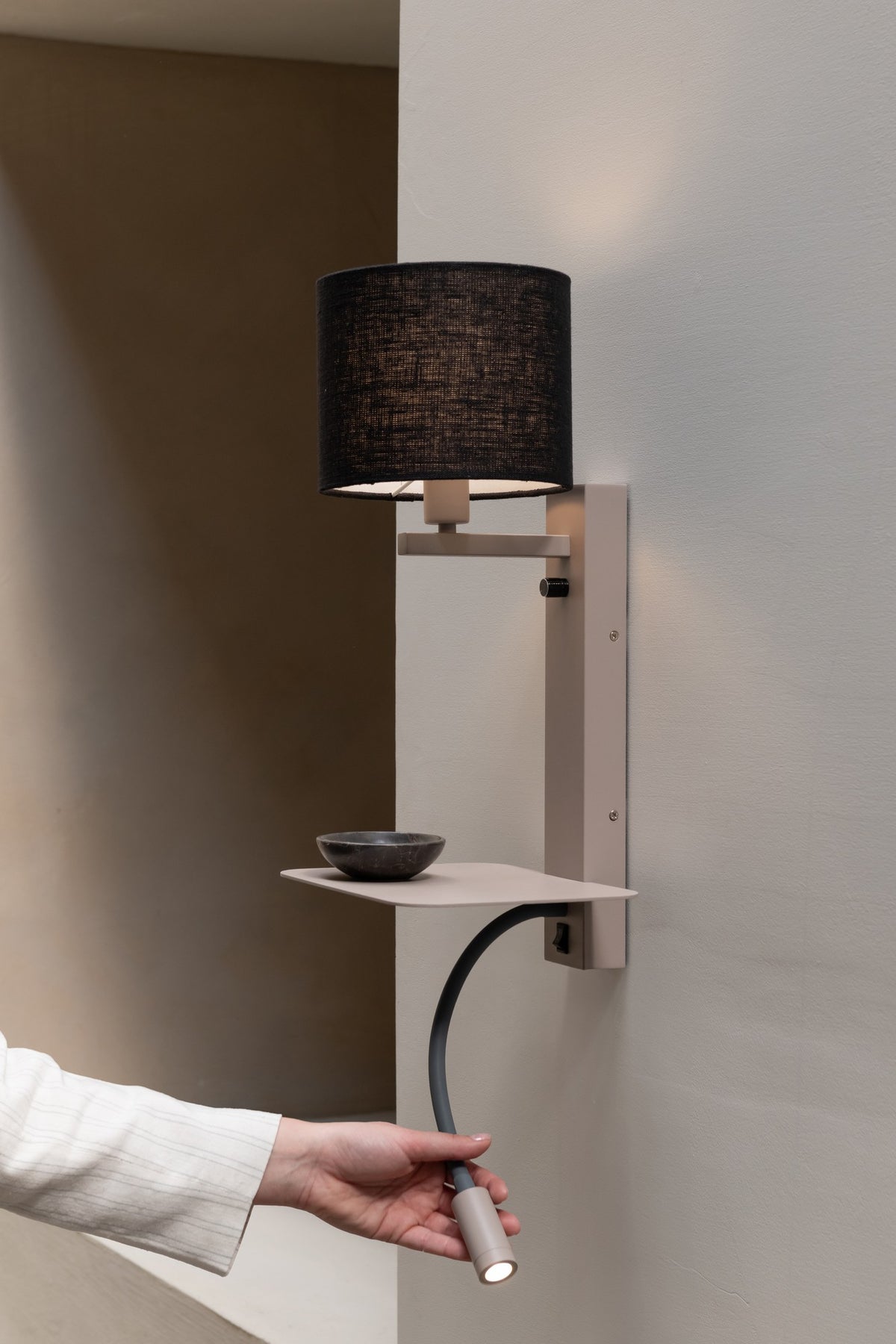 Grande lampada da parete in lino color sabbia e nera It's About RoMi Florence – immagine 5