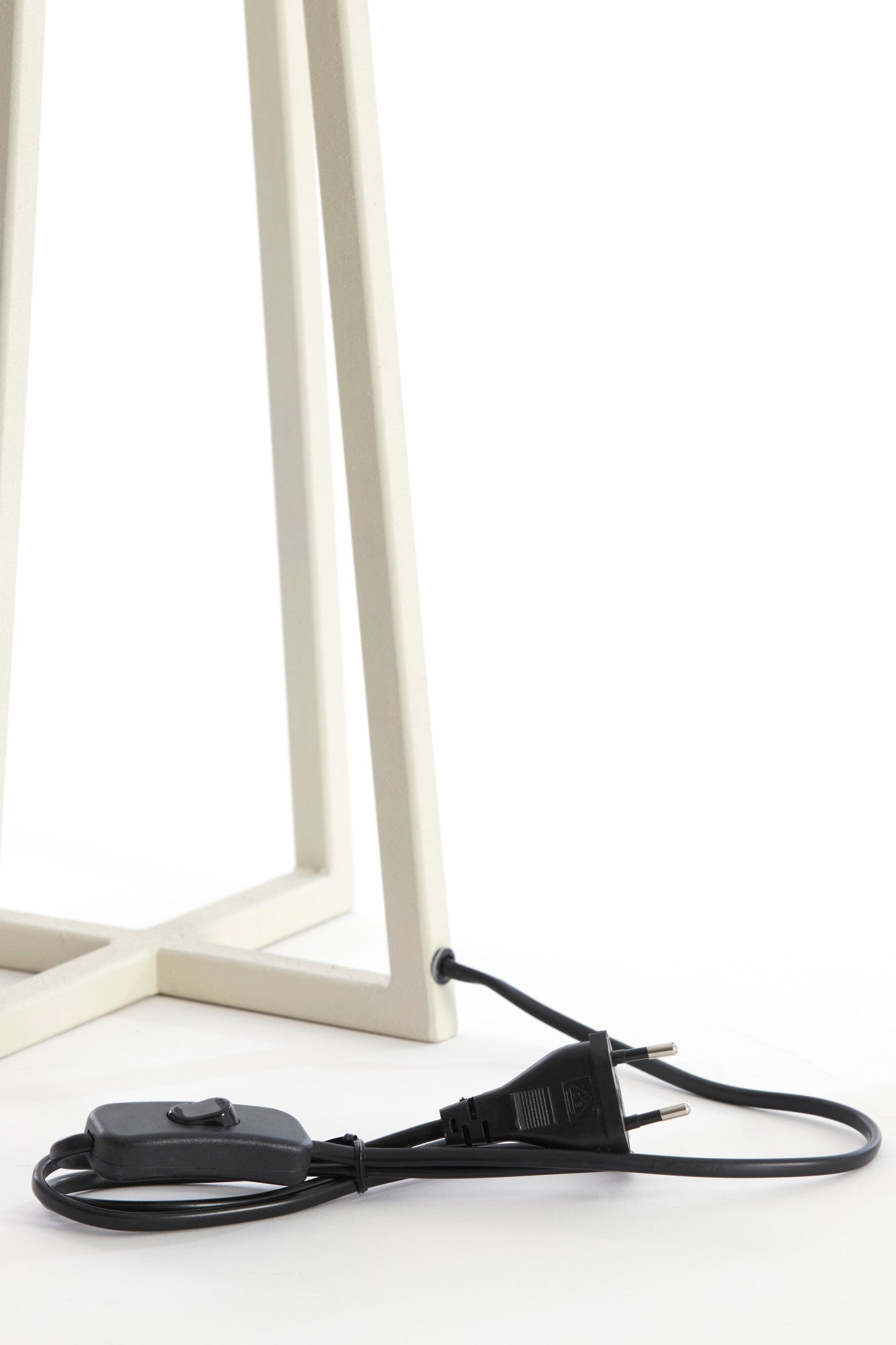 witte-lampenvoet-geometrisch-modern-design-light-living-miley-variant-image7