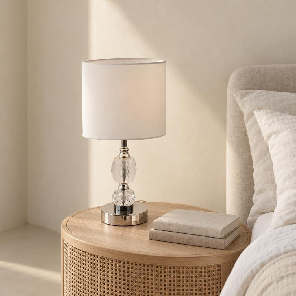 Lampada da tavolo classica cromata Obolg Bronn – foto d'ambiente