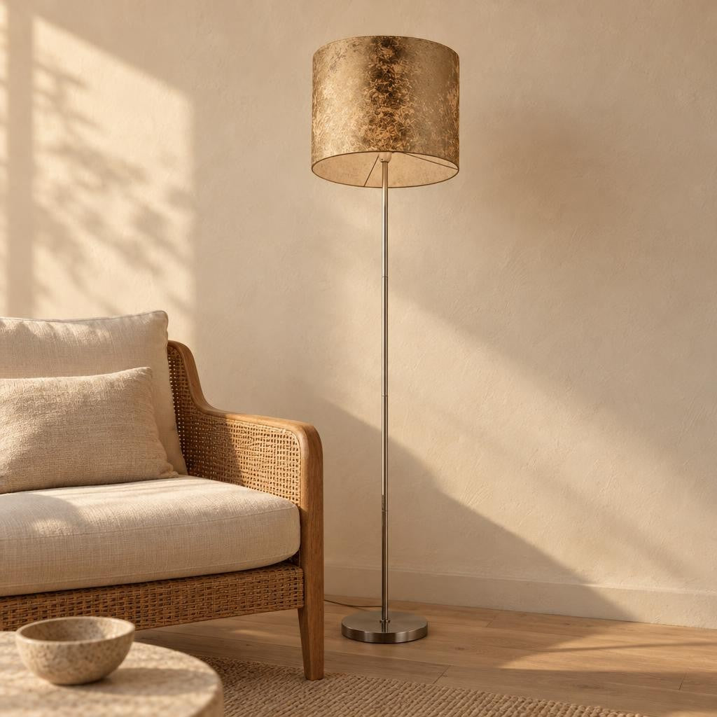 Stojacia lampa Obolg Amy, klasická zlatá – fotografia v interiéri
