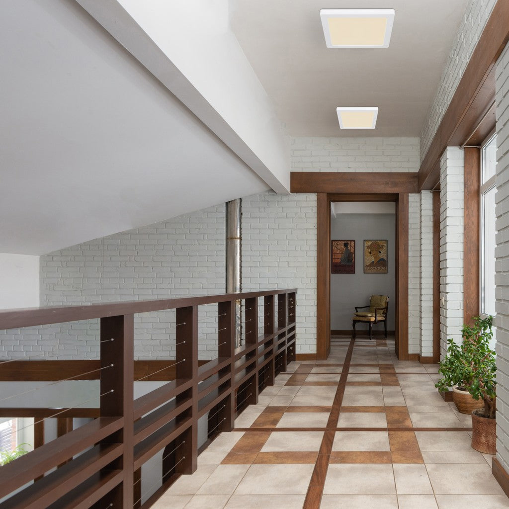 Lampada da soffitto LED in plastica bianca di media grandezza – foto d'ambiente