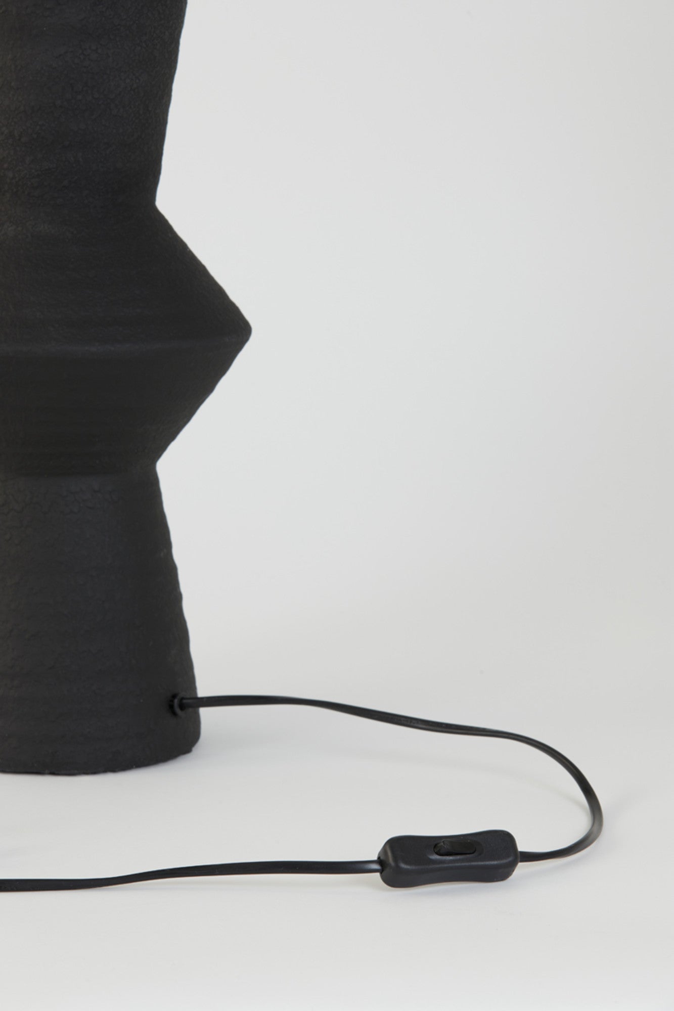 zwarte-lampvoet-geometrisch-ontwerp-light-living-ayla-variant-image2