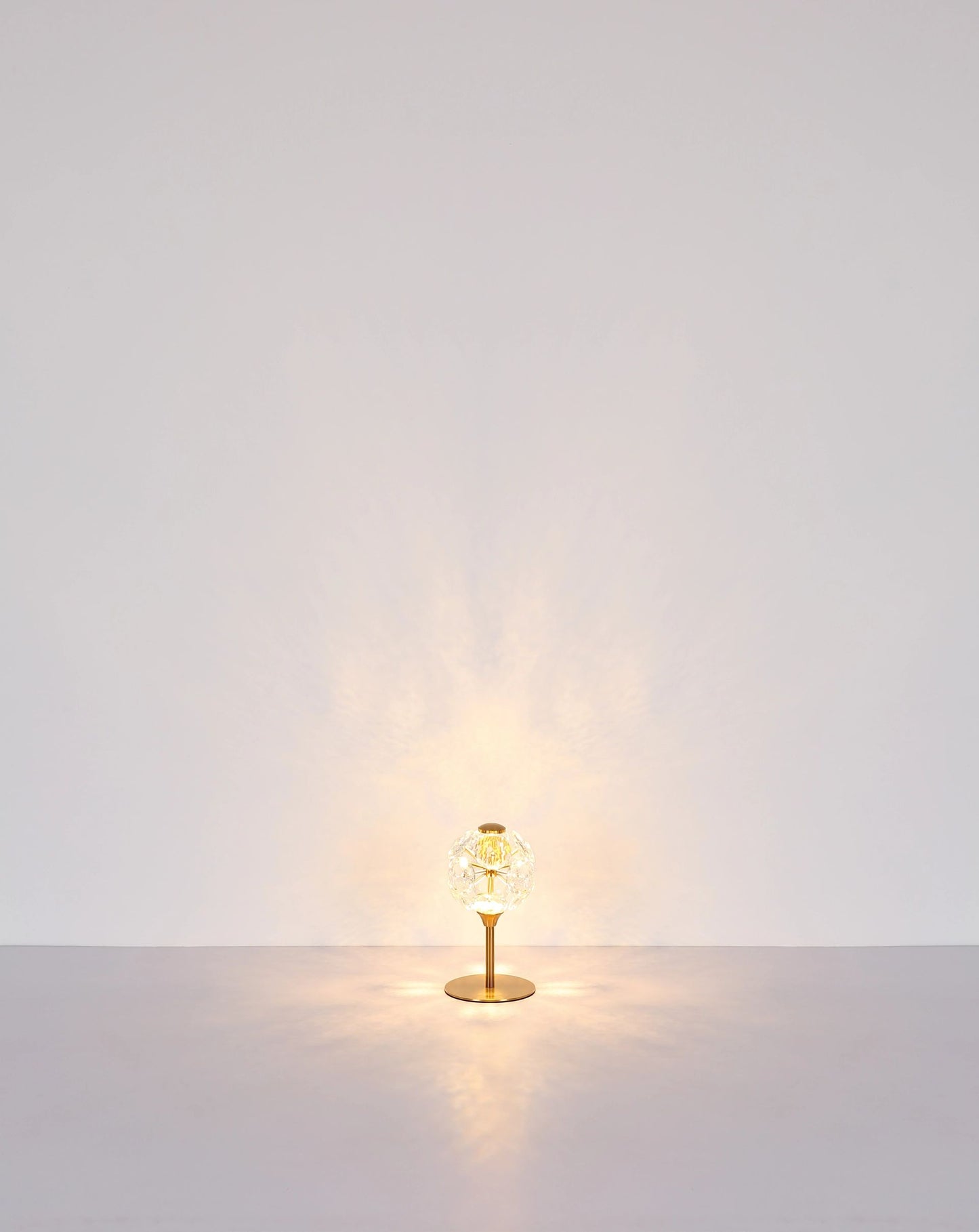 ronde-tafellamp-met-gouden-metaal-en-kristallen-virina-variant-image4