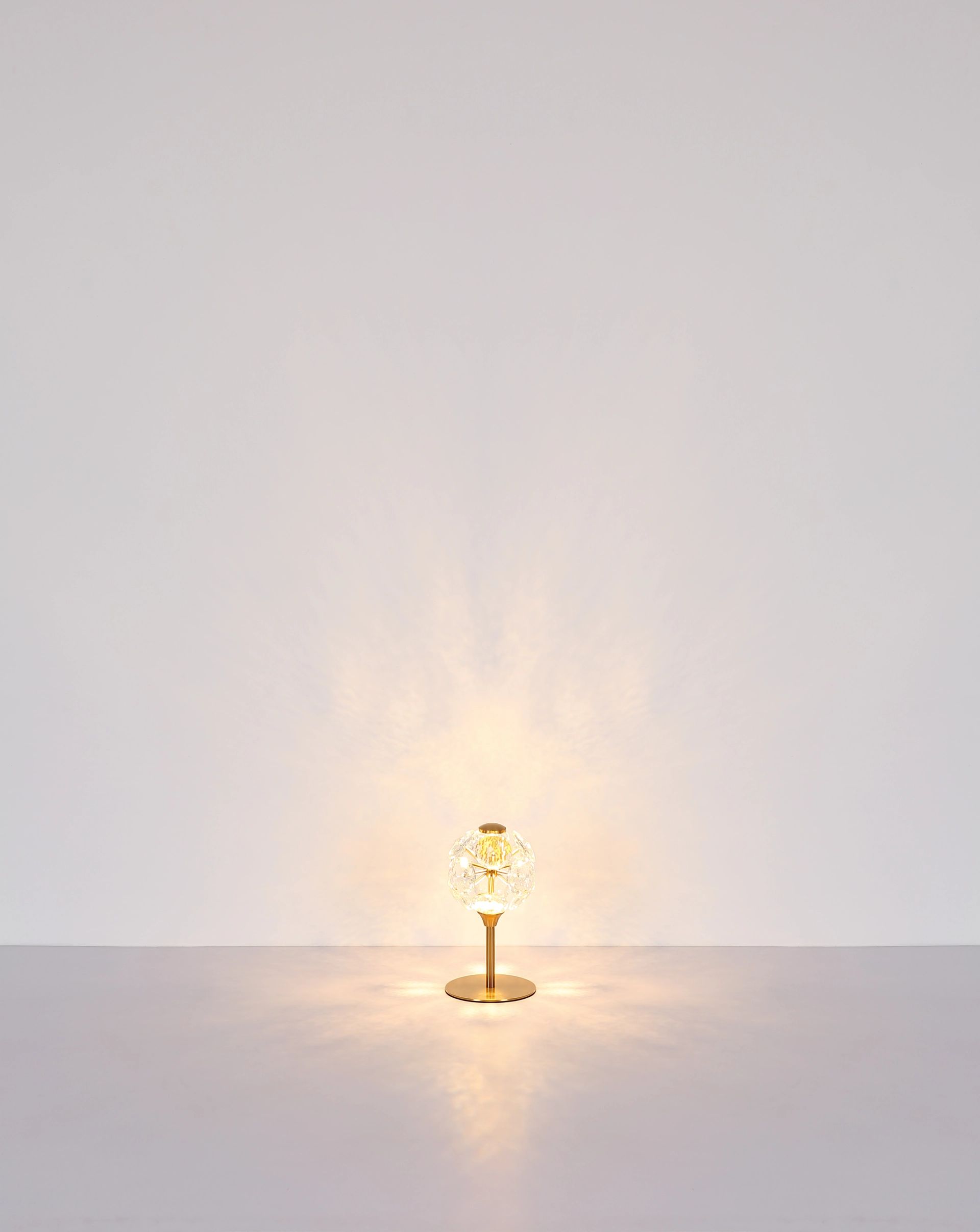 ronde-tafellamp-met-gouden-metaal-en-kristallen-virina-variant-image4