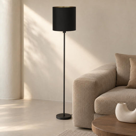 Mexlite Noor svart golvlampa i metall och linne – miljöbild