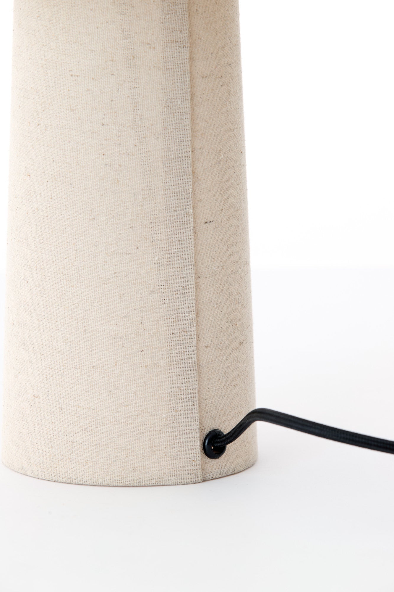 ribbel-structur-tafellamp-in-creme-kleur-light-living-musaby-variant-image5