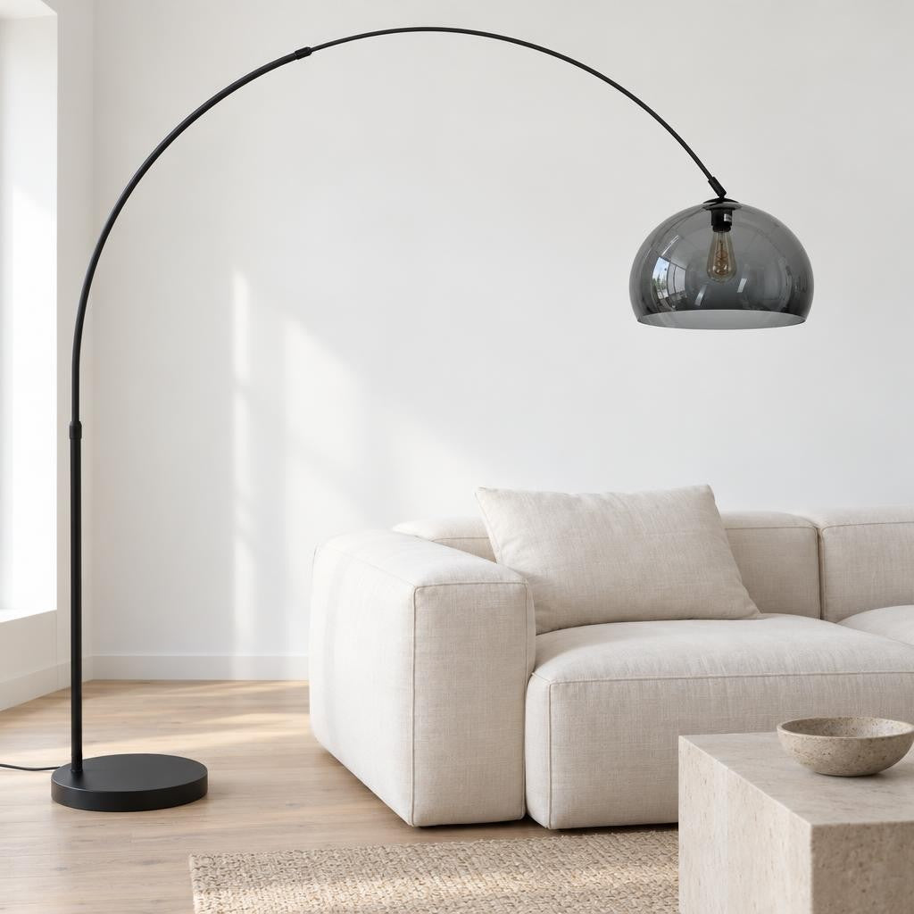 Lampada ad arco nera Mexlite Flair con effetto vetro fumé – foto d'ambiente
