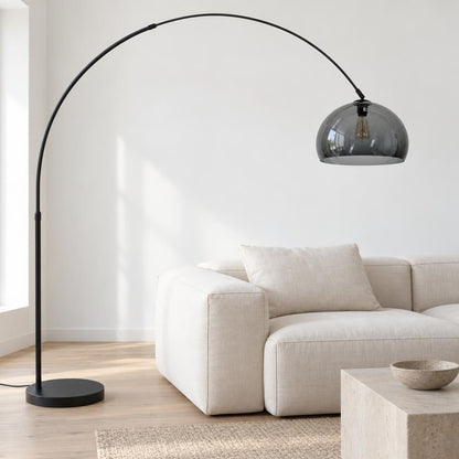 Lampada ad arco nera Mexlite Flair con effetto vetro fumé – foto d'ambiente