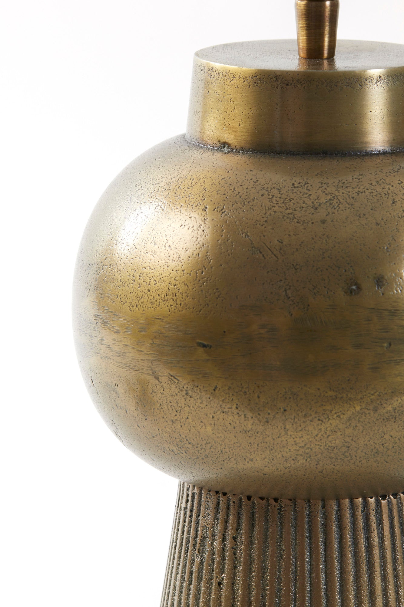 klassieke-gouden-tafellamp-met-bol-light-living-shaka-variant-image3