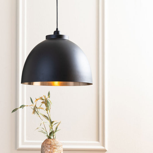 retro-zwarte-bolvormige-hanglamp-light-living-kylie-ai-sfeer_image