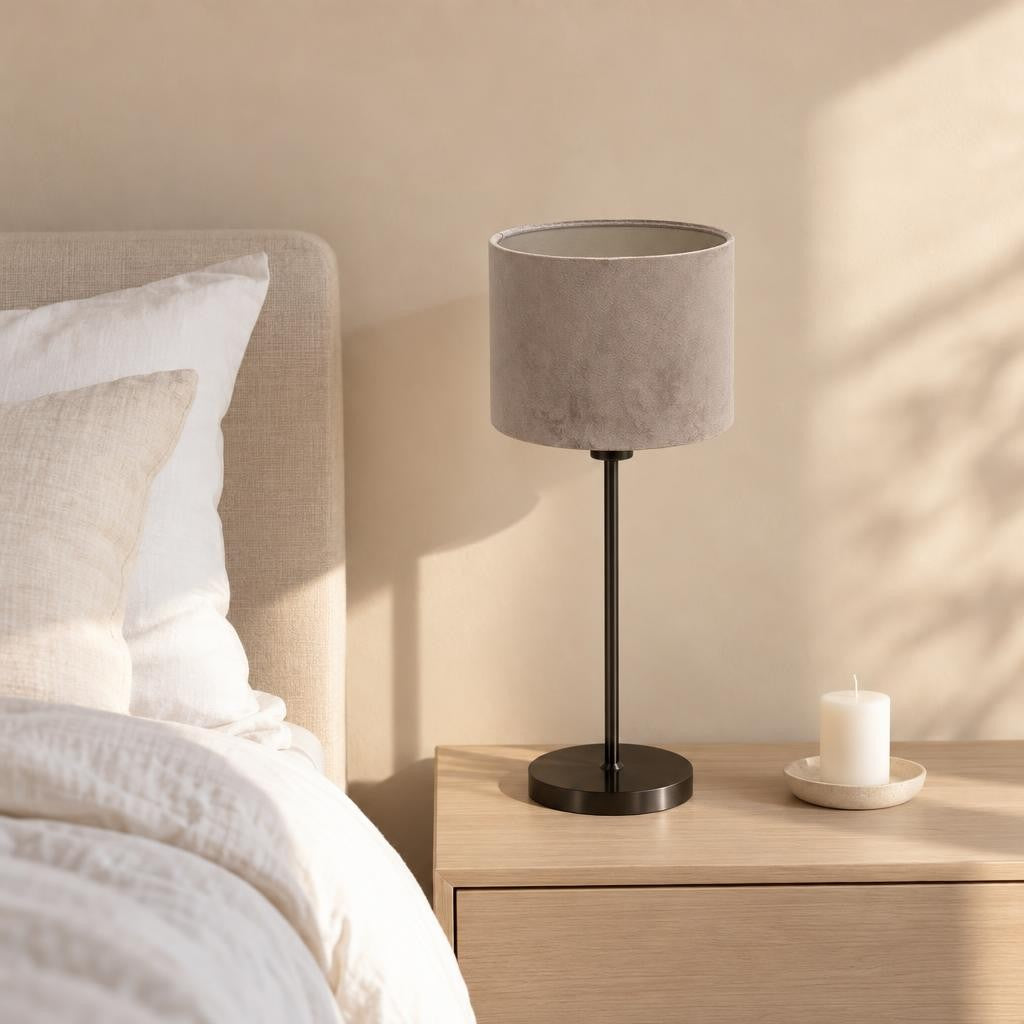 Nattduksbordslampa svart med silverfärgad skärm Mexlite Noor – miljöbild