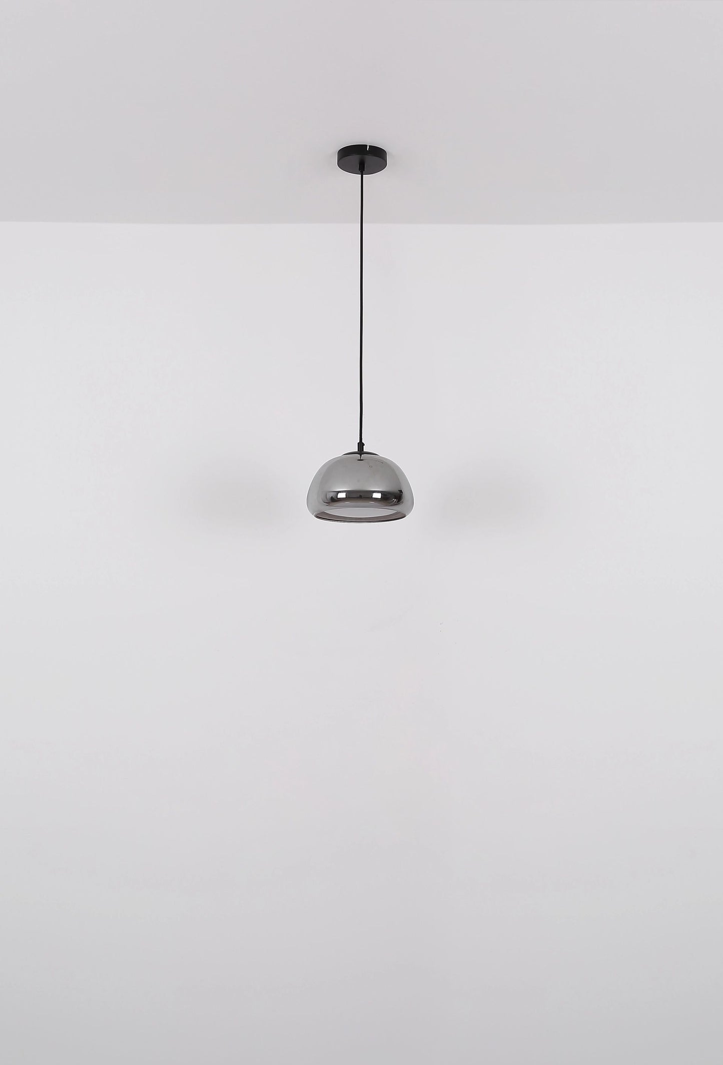 elegante-zwarte-hanglamp-met-rookopalen-glas-jella-variant-image5