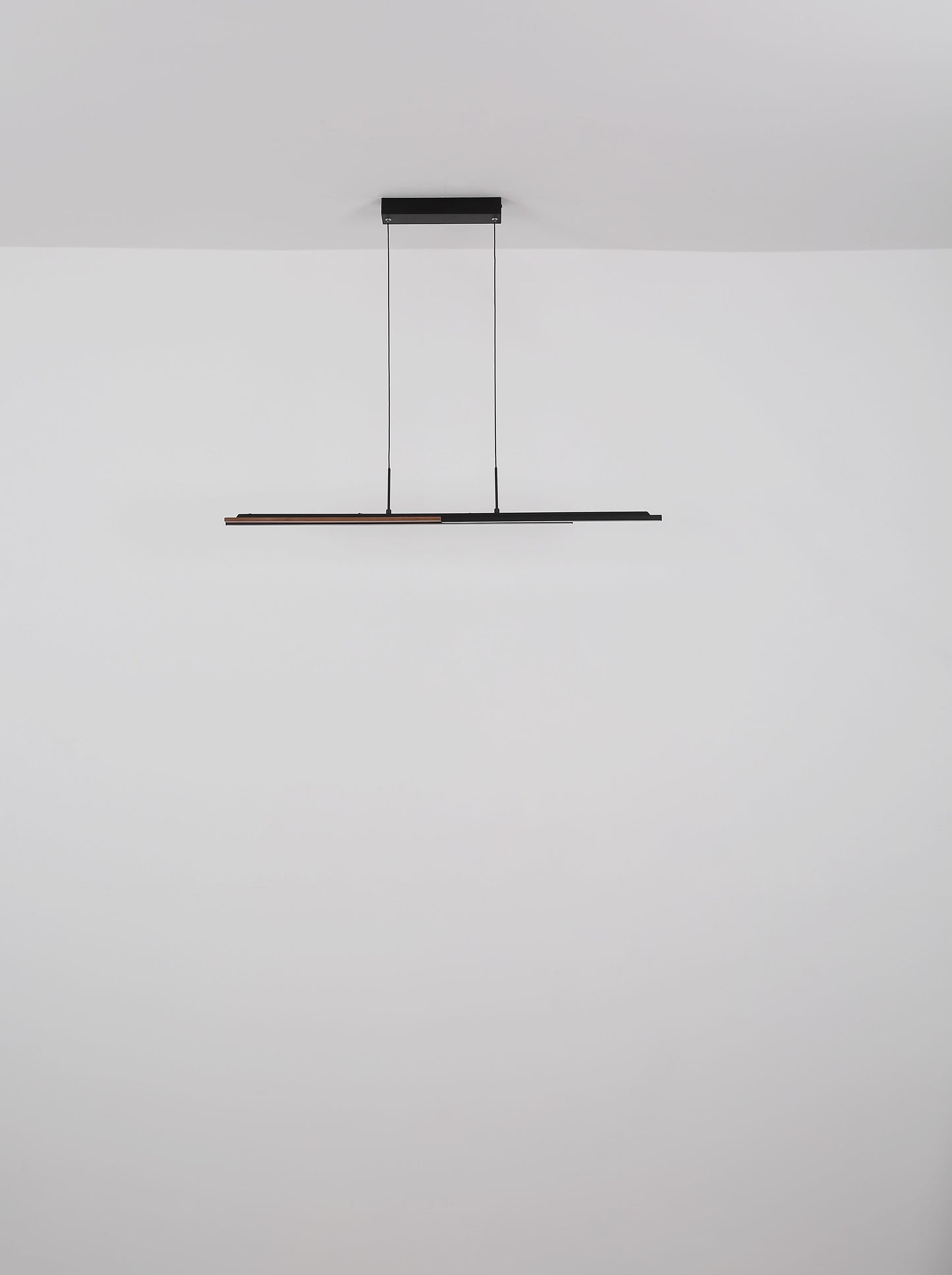 langwerpige-mat-zwarte-hanglamp-met-houtdecor-quito-variant-image6