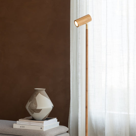Lampada da pavimento in bambù naturale caratteristico GOOD&MOJO Java – foto d'ambiente