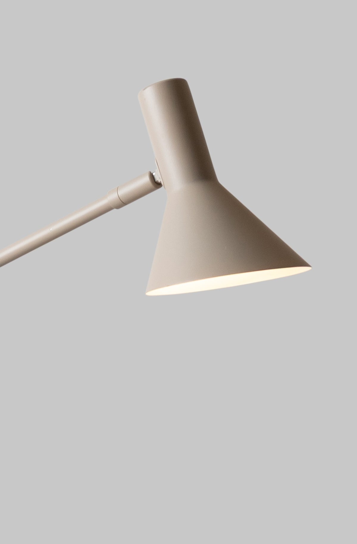 Lampada da terra a 3 luci in metallo color sabbia raffinato It's About RoMi Izmir – immagine 5