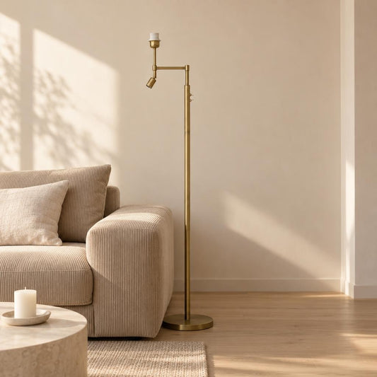 Lampada da terra Montana in bronzo con luce da lettura – foto d'ambiente