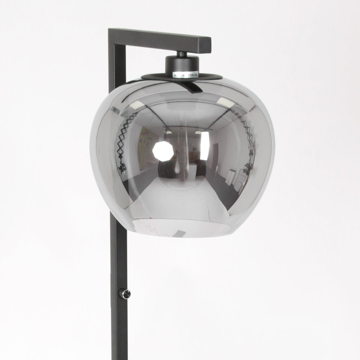 industriele-zwarte-vloerlamp-rookglazen-bol-steinhauer-stang-variant-image5