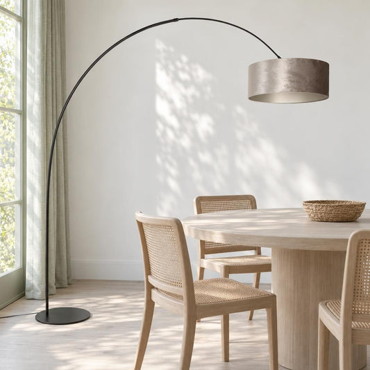Czarna lampa łukowa ze srebrnym kloszem Anne Lighting Curve – zdjęcie aranżacyjne