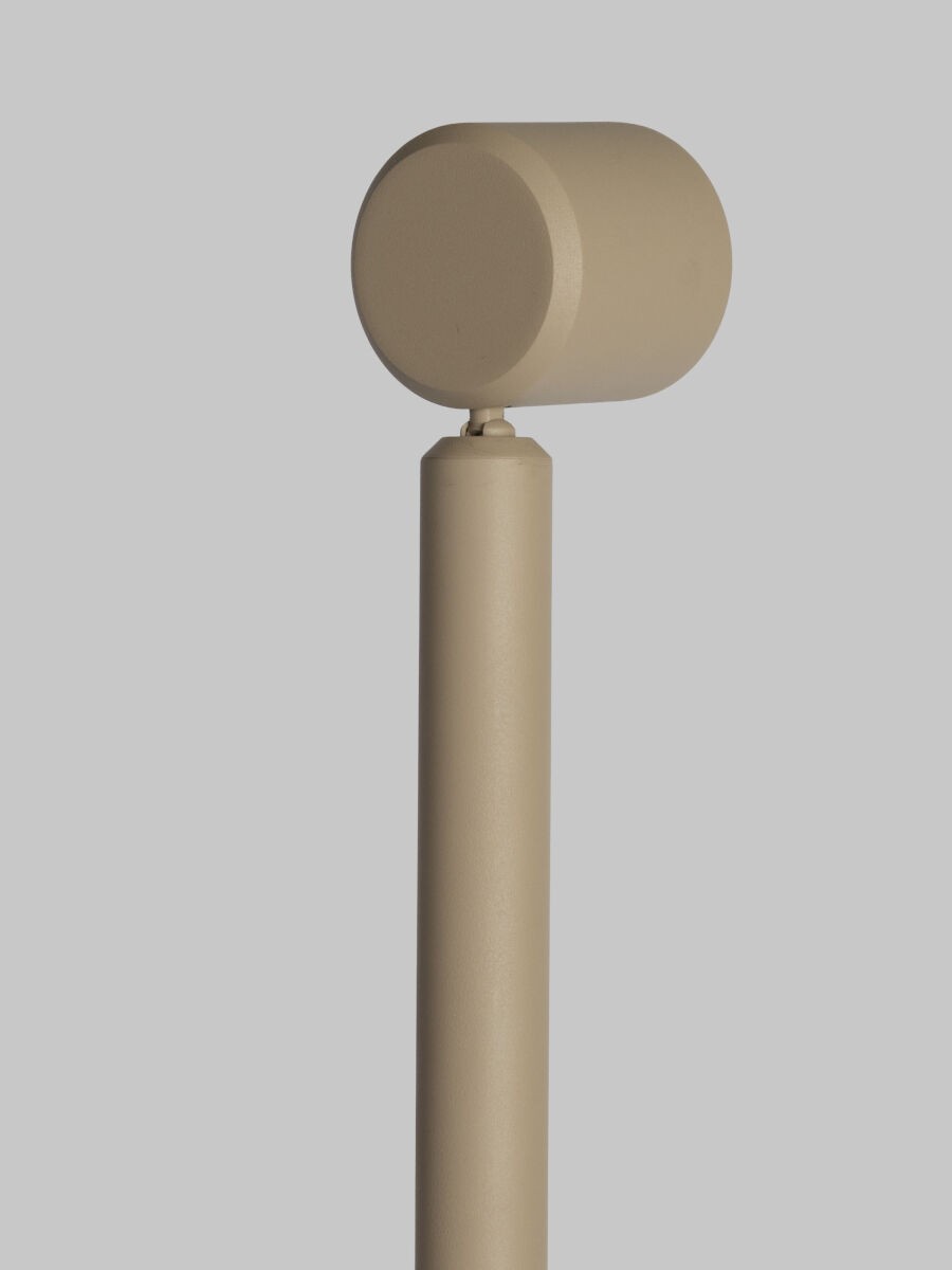 Lampada da terra in alluminio color sabbia elegante It's About RoMi Milano – immagine 3