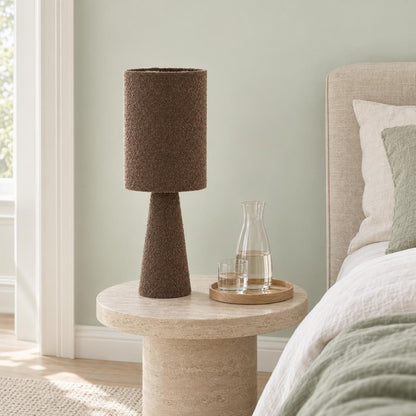 Hnědá bouclé stolní lampa Micky | Light & Living – fotografie v interiéru