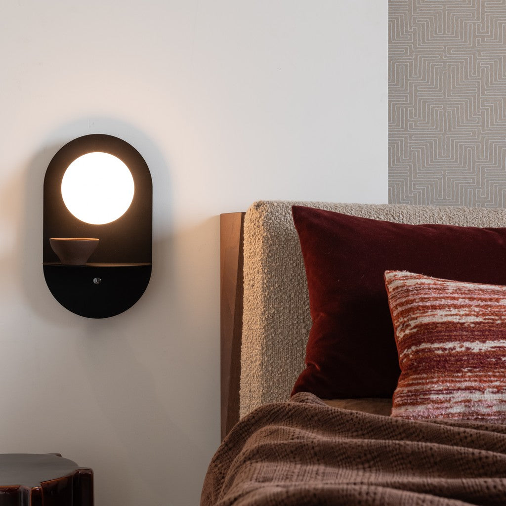 Zwarte metalen wandlamp met glazen bol It's About RoMi Tokyo – sfeerbeeld