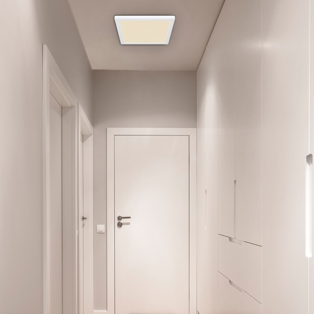 Grande lampada a soffitto LED in plastica bianca – foto d'ambiente