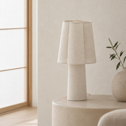 Krémová stolní lampa s žebrovanou strukturou Musaby – fotografie v interiéru