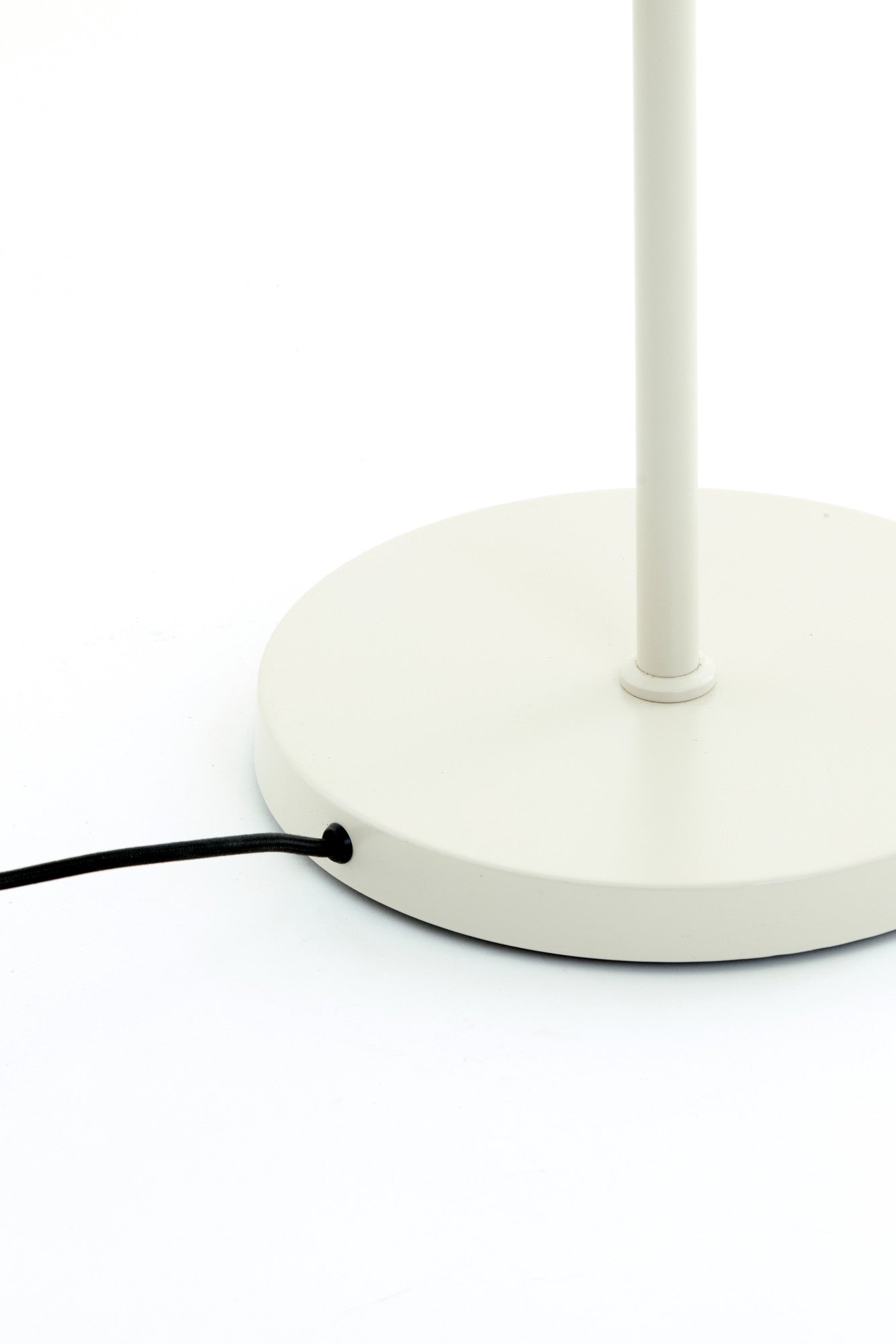 bijzondere-beigekleurige-staande-lamp-met-kapjes-light-living-benigno-variant-image7