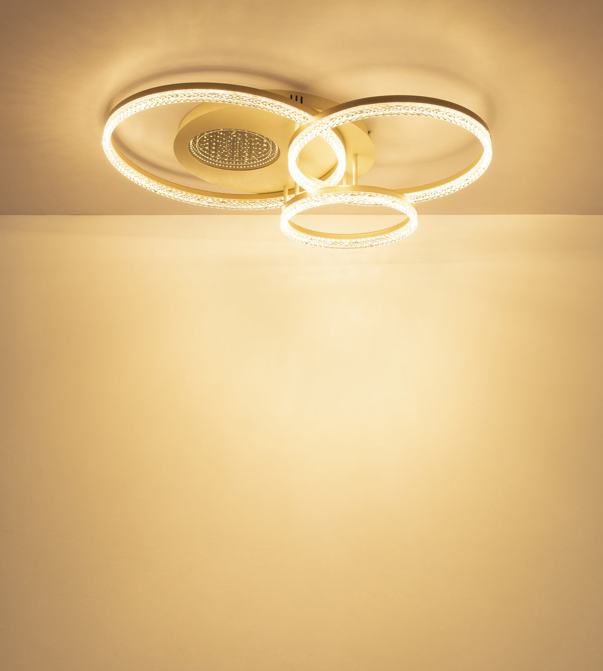 Grande lampada a soffitto LED metallica color sabbia – immagine 4